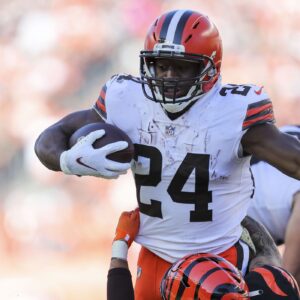 Nick Chubb carries the ball against the Bengals