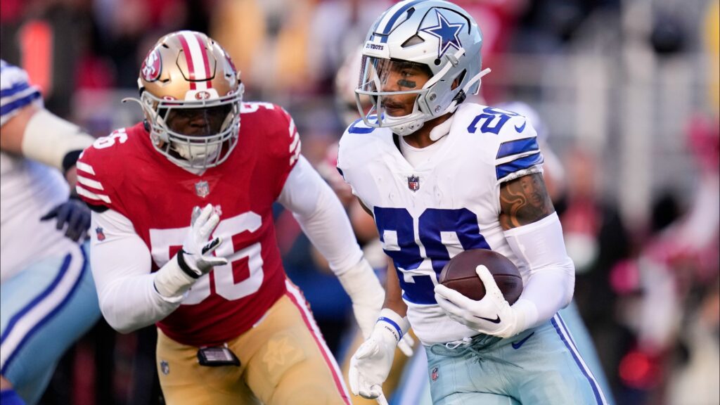 Tony Pollard Carries the ball in the Cowboys playoff game against the 49ers.